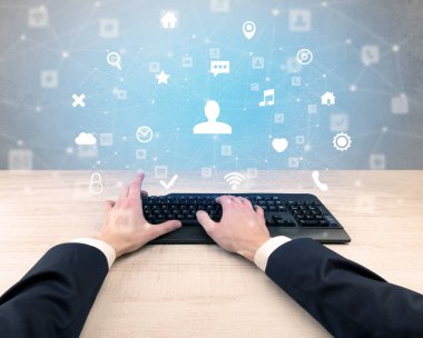 Sosyal Medya Icons çevresinde yazarak zarif işadamı el