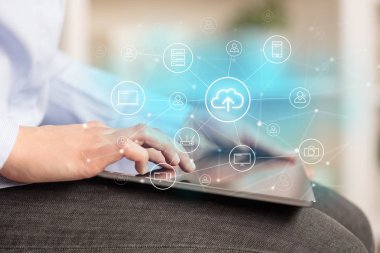 İş kadını tablet bulut teknoloji kavramı ile kullanma