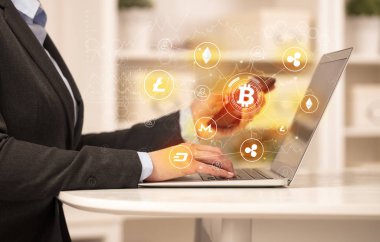 Bitcoin bağlantı ağı ve online kavramı ile dizüstü bilgisayar üzerinde çalışan iş kadın