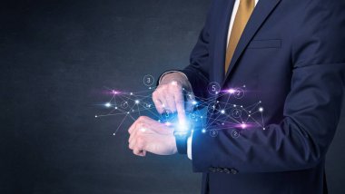 Smartwatch ağ kavramı ile.