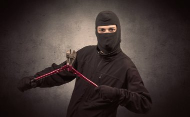 Hırsız aracı ile.