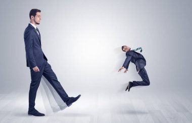 Dev işadamı küçük iş adamı tekme 