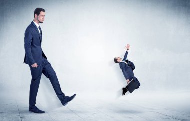 Büyük işadamı küçük iş adamı tekme