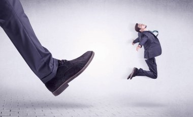 Genç bir işçi tarafından Koca ayak evden attı