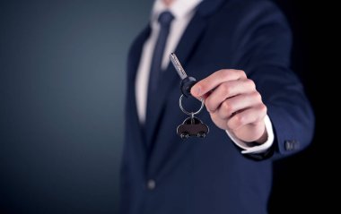 Genç adam el tuşları 