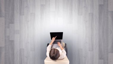 Boş bir ofiste sandalyede oturan kadın