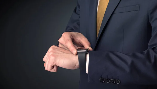 Hombre de traje usando smartwatch . — Foto de Stock