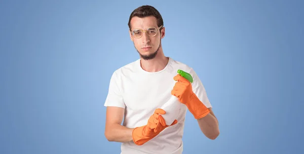 Housekeeper in front of a blue empty wall — Stock Photo, Image