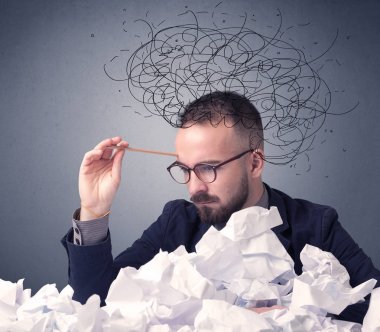 İşadamı buruşuk kağıt üzerinde