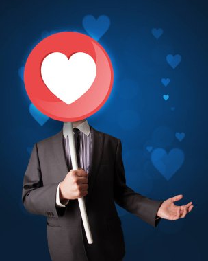 Kalp işareti tutan işadamı 