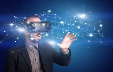 İşadamı ile sanal gerçeklik koruyucu gözlük