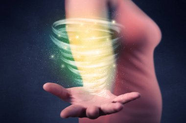 Kadın holding yeşil kasırga