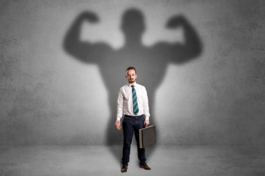 Arkasından kas gölge ile işadamı