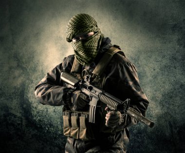Eski arka plan ağır silahlı bir maskeli asker portresi