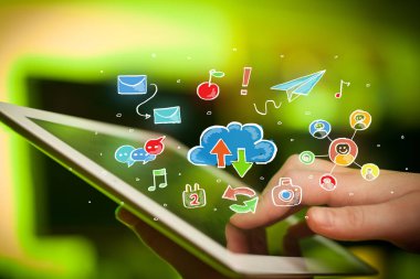 Tablet ile sosyal simgeler dokunmadan parmak