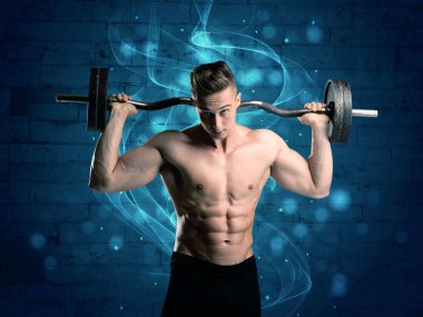 Çekici güçlü fitness adamı ağırlık kaldırıyor.