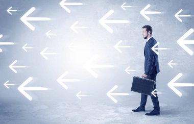 İşadamı bir yolda gidiyor