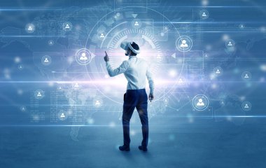 Bağlantı denetimi vj gözlüklü işadamı