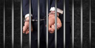 Hapiste yakın kelepçeli erkek