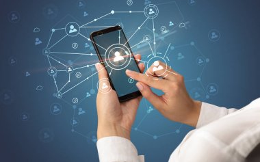 İnsanlar kavramı bağlanmak için Smartphone kullanarak ele