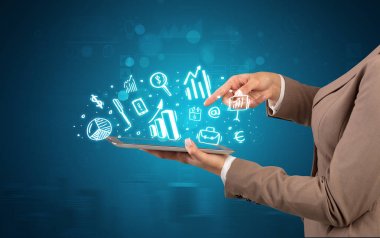 El tutma tablet tebeşir çizilmiş sembolleri yukarıda bulunan