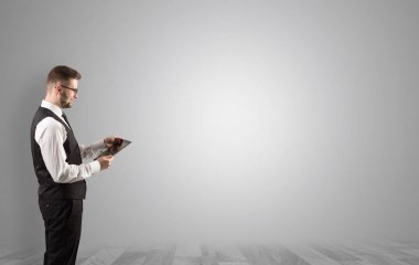 Boş bir alanda ayakta işadamı