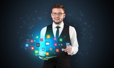 Tablet ve uygulama ile genç işadamı