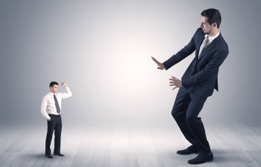 Küçük bir işadamı dev iş adamı korkuttu
