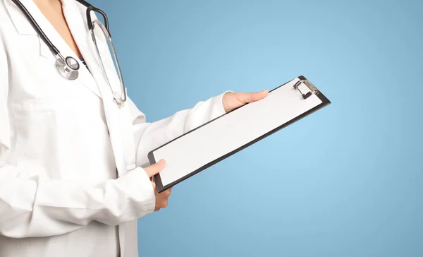 Female doctor with notepad — Stock Photo, Image