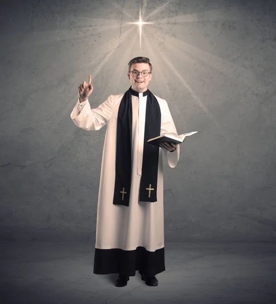 Fiatal pap az áldást adó — Stock Fotó