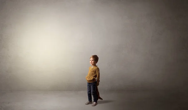 Pequeño niño holgazán en una habitación vacía —  Fotos de Stock