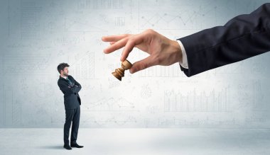 İşadamı grafikler arka plan ile bir satranç oyununda sonraki adım yapmak korkuyor