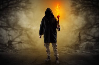 Adam flambeau yanma ile bir çalılık dan geliyor