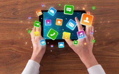 El tablet sıçrama uygulama simgeleri kavramı ile kullanma