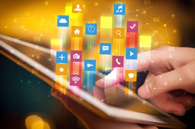El ile uygulama simgeleri etrafında uçan tablet kullanma