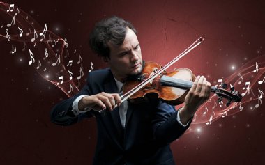 Yalnız besteci üzerinde keman çalıyor