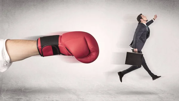 Biznesmen pobiera uruchamiany ręcznie ogromny boks — Zdjęcie stockowe