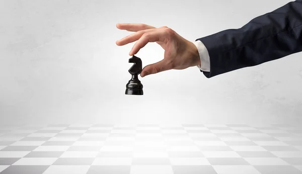 Gran mano dando su siguiente paso en el juego de ajedrez — Foto de Stock