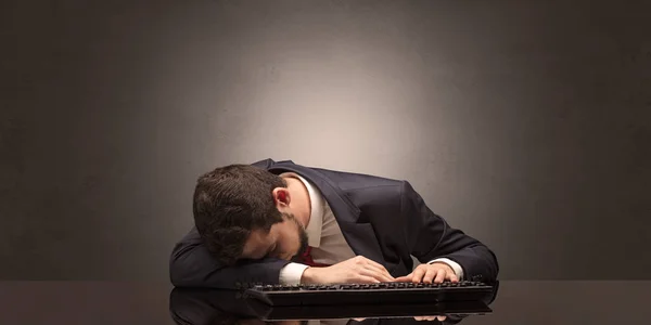 Uomo d'affari si addormentò sul posto di lavoro — Foto Stock