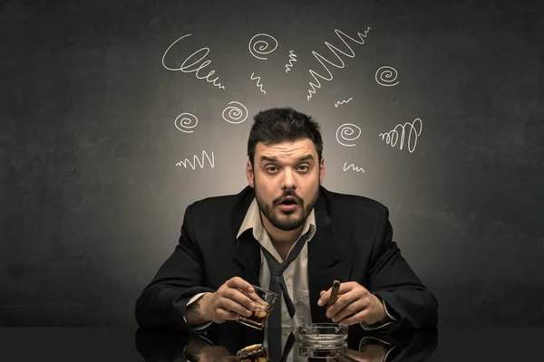 Homme ivre à son bureau avec concept doodle — Photo