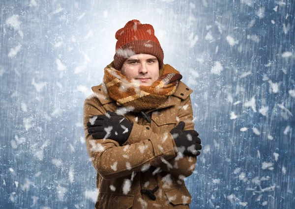 Knappe jongen rillen op sneeuwstorm concept — Stockfoto