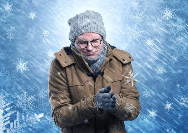 Pojke frysa i varma kläder och snöar koncept — Stockfoto