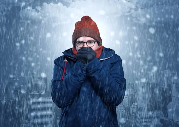 소년 도시 개념으로 추운 날씨에 얼어 — 스톡 사진