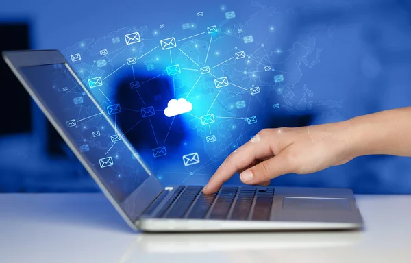 Ручное использование ноутбука с централизованной концепцией системы облачных вычислений — стоковое фото
