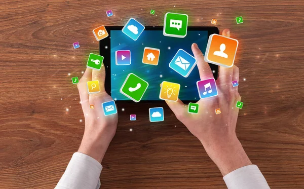 Main utilisant la tablette avec le concept de symboles d'application de rebond — Photo