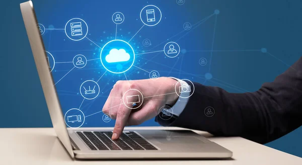 Hand att skriva med cloud technology systemkonceptet — Stockfoto