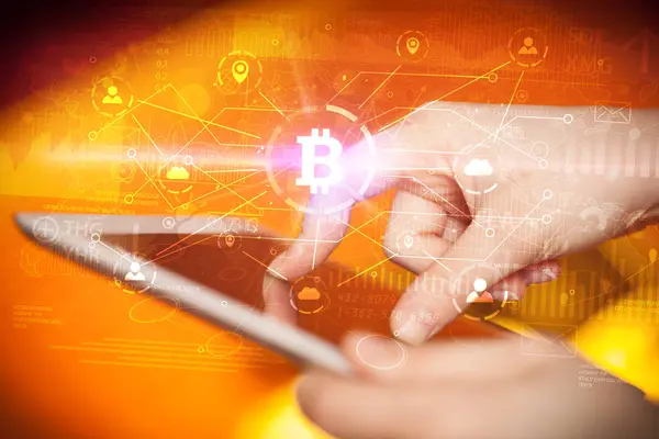 El bitcoin bağlantı ağı ve online kavramı ile tablet kullanma — Stok fotoğraf