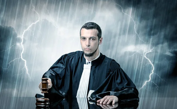 Juiz jovem com conceito de tempo difícil — Fotografia de Stock