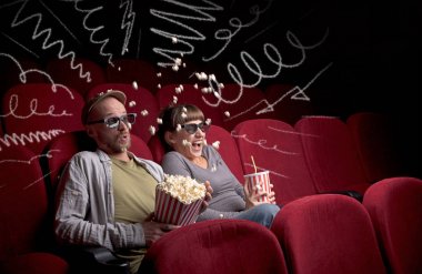 Sinemada film izleyen sevimli bir çift. 