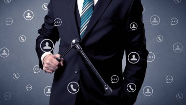 Yakışıklı adam elindeki aracıyla ayakta